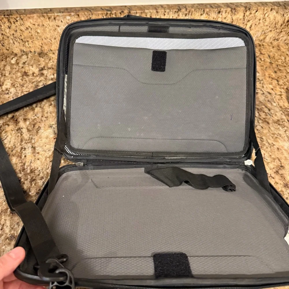 Thule Sweden MacBook Hard Small Laptop Carrying Case Bag Black Strap Travel